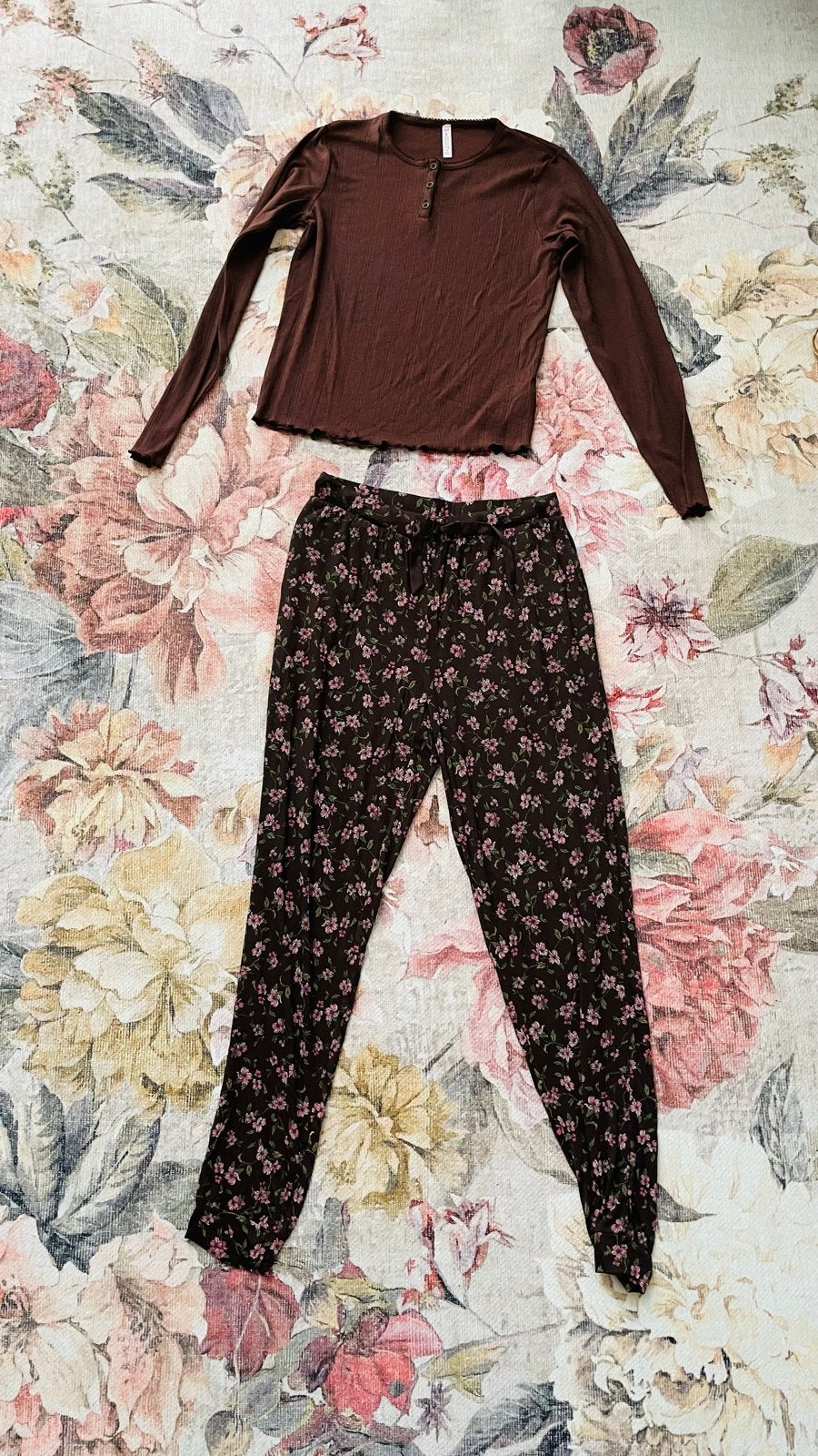 Nieuwe bruine pyjama/huispak set met bloemenprint maat M, Verzenden, Bruin, Nachtkleding