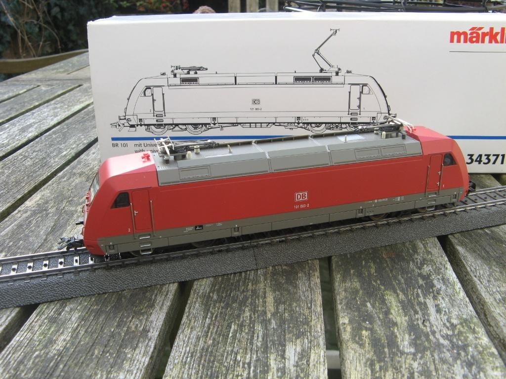 MÄRKLIN 34371: digitale Eloc BR 101 van DB in aardbeienrood, Hobby en Vrije tijd, Modeltreinen | H0, Wisselstroom, Locomotief