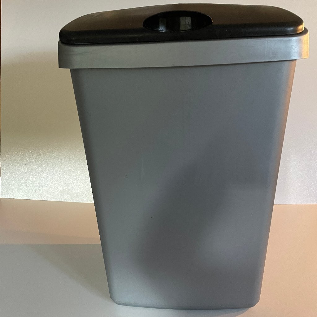 Grijze afvalemmer met zwarte deksel, 60 cm hoog, 75 liter, Ophalen, 50 – 75, Kunststof, Gebruikt