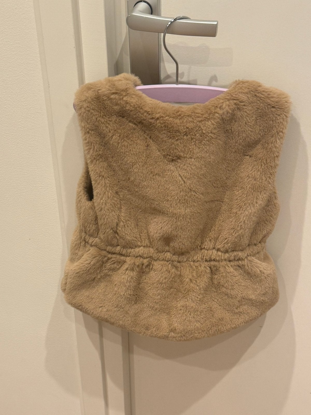 Mooi beige faux fur giletje voor meisjes, Ophalen, Zo goed als nieuw, Meisje