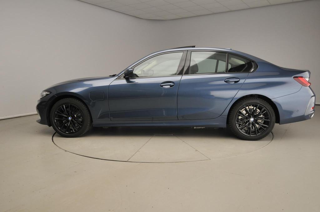 BMW 3 Serie Sedan 330e | LED | Leder | HUD | Schuifdak | Spo, Auto's, BMW, Automaat, 1998 cc, Gebruikt, 4 cilinders