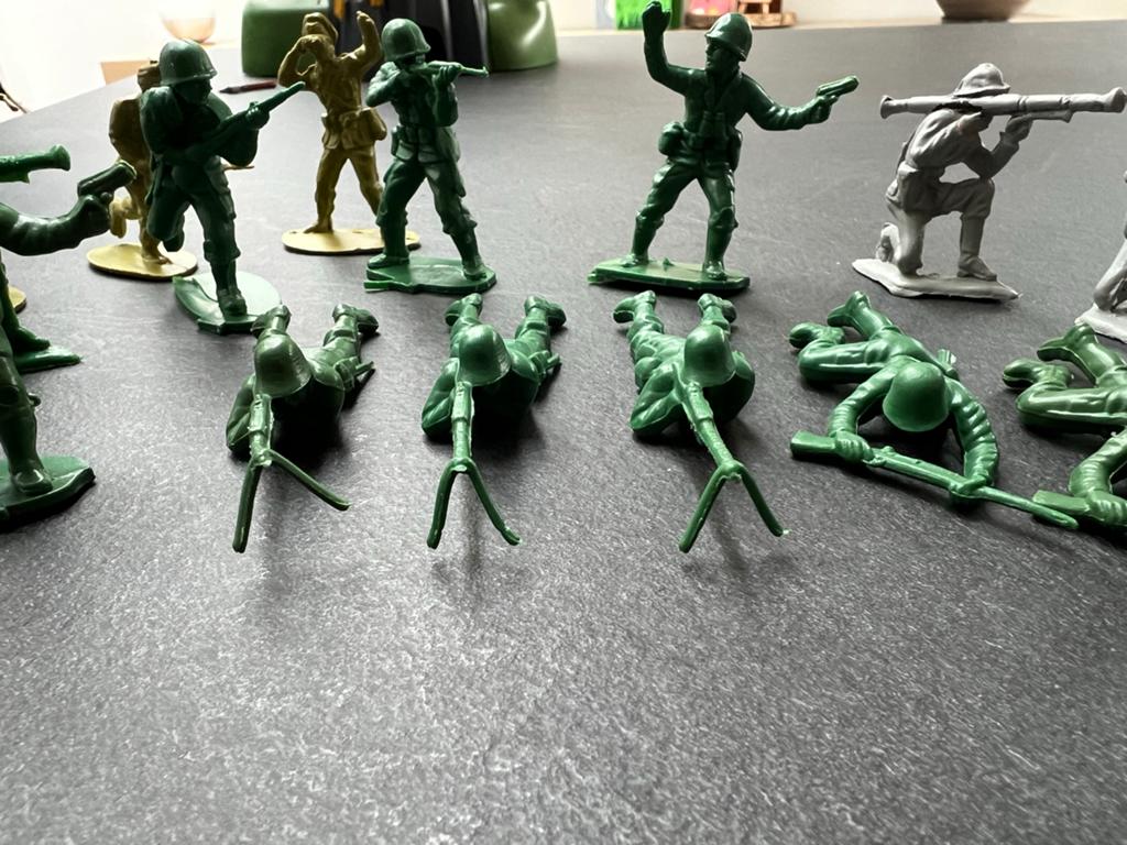 set plastic soldaatjes - diverse kleuren en poses, Kinderen en Baby's, Speelgoed | Actiefiguren, Ophalen of Verzenden, Gebruikt