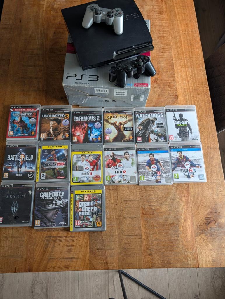 PlayStation 3 250gb met veel games en 2 controllers, Spelcomputers en Games, Spelcomputers | Sony PlayStation 3, Ophalen, Met 2 controllers