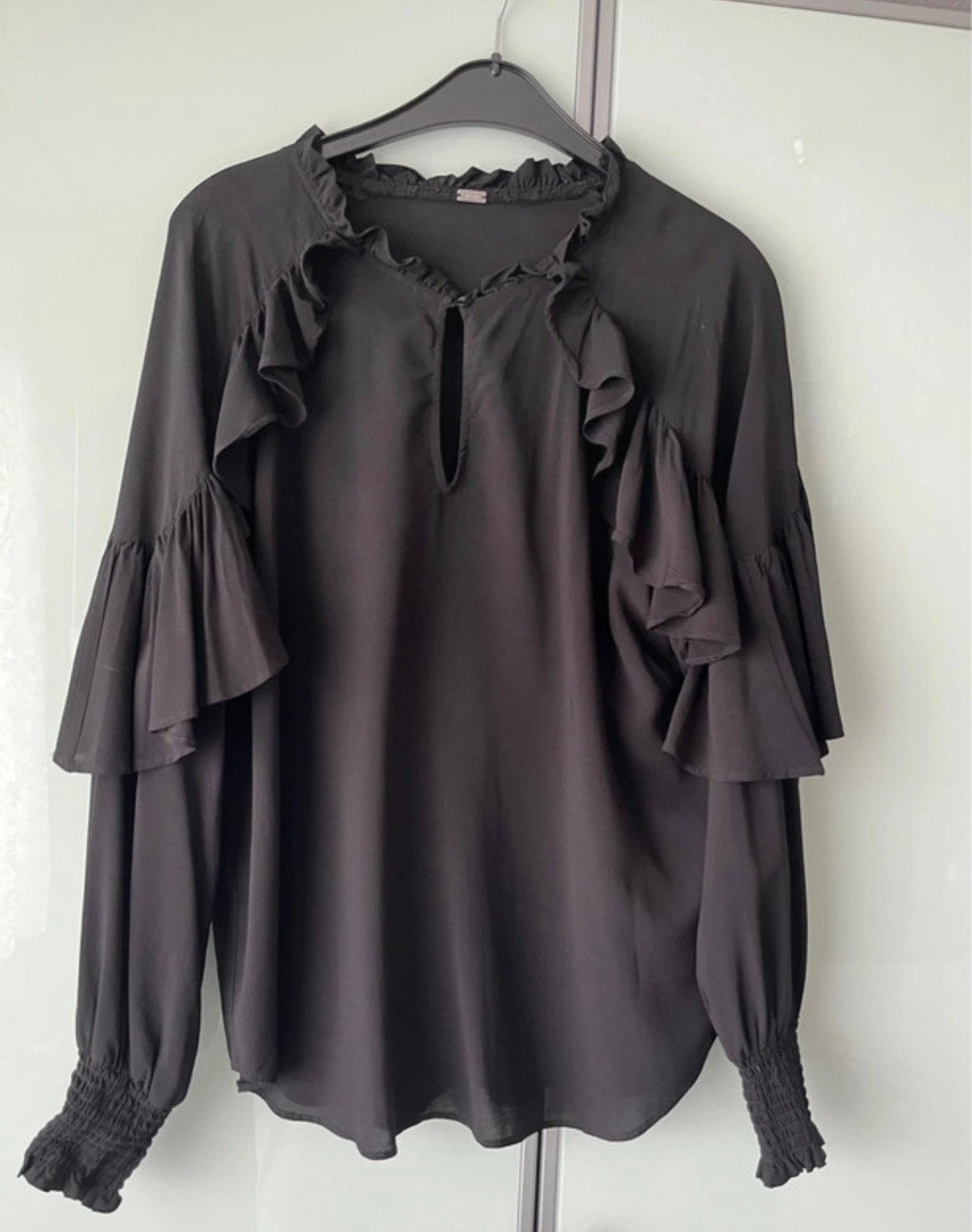 Gustav 40 luxe blouse Zwart met froezels Lange mouwen, Ophalen of Verzenden, Zo goed als nieuw, Maat 38/40 (M), Zwart