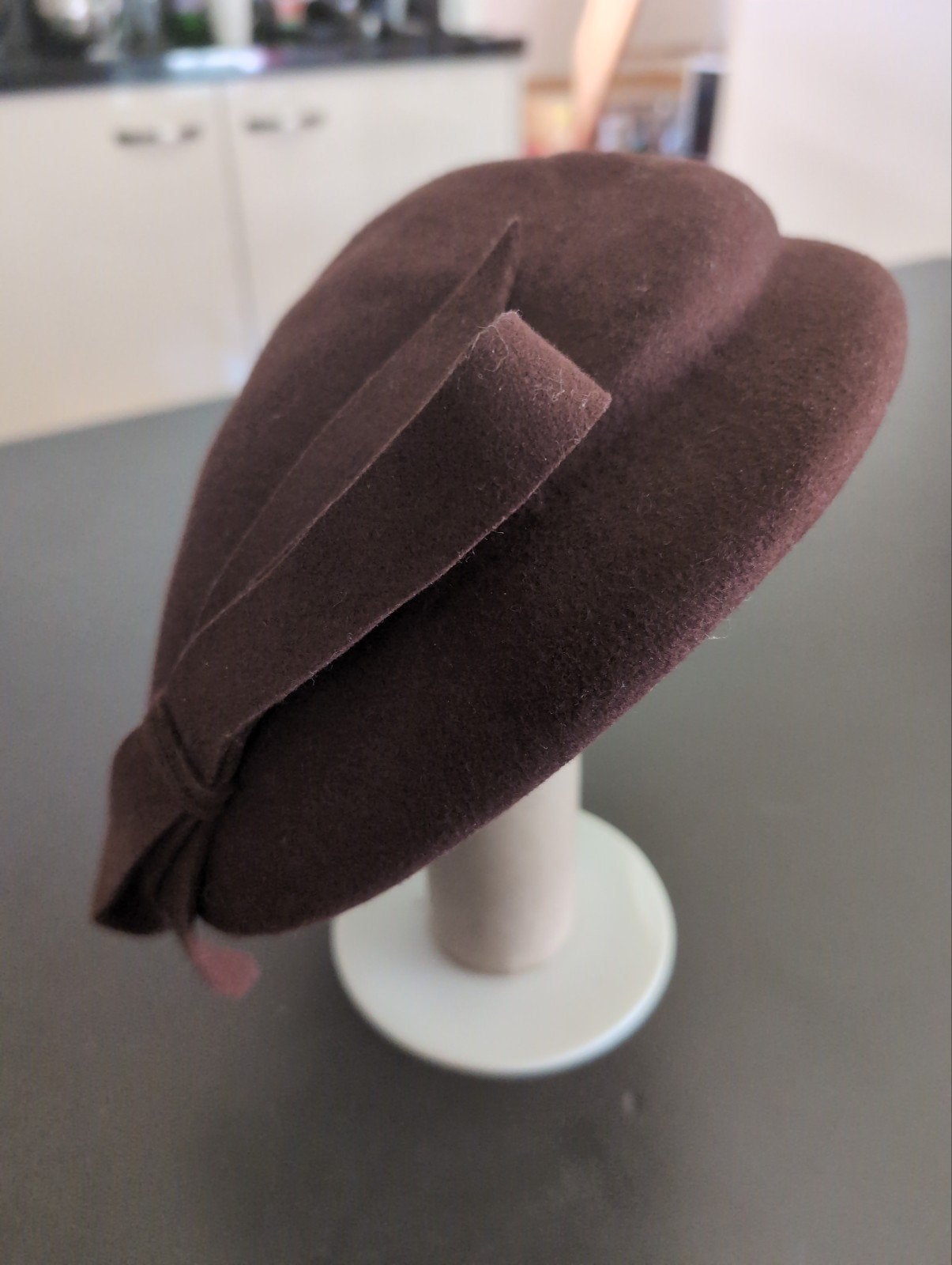 Asymmetrische bruine hoed, Ophalen of Verzenden, Zo goed als nieuw, One size fits all