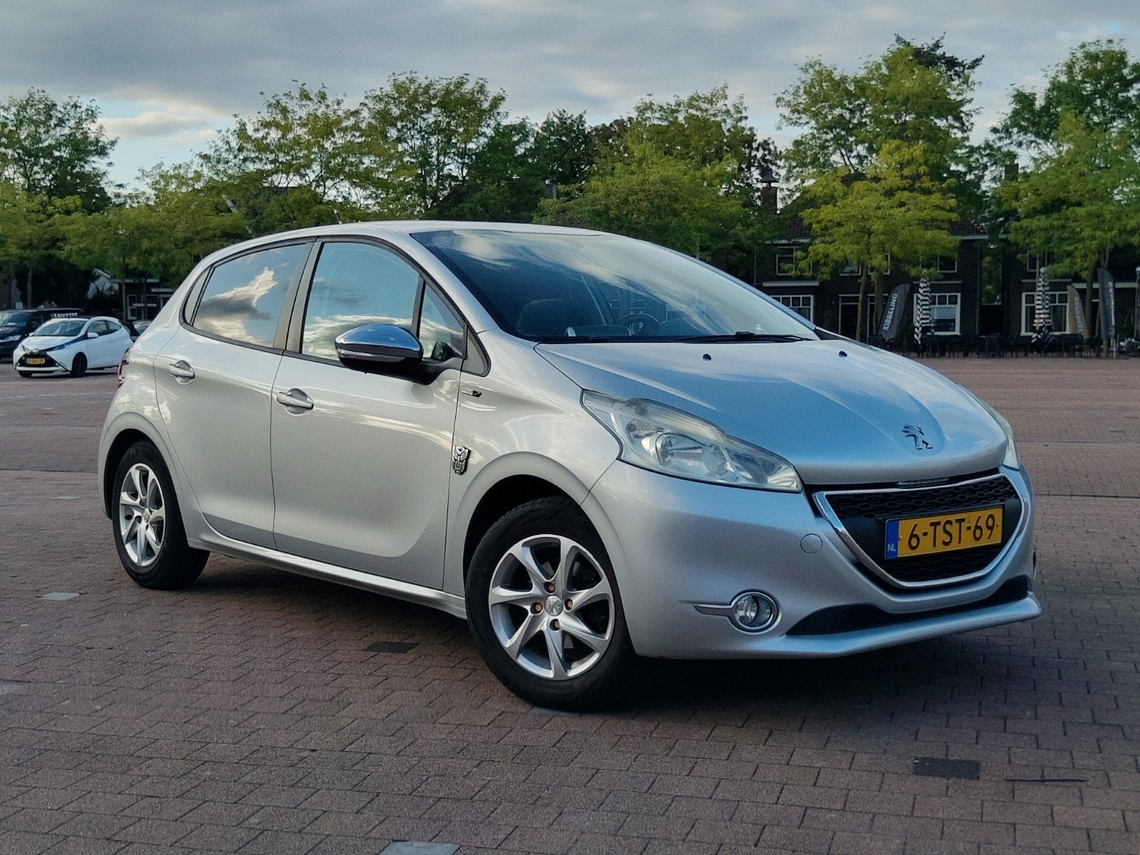 Peugeot 208 1.2 VTI 60KW/82PK 5-D 2014 Grijs, Voorwielaandrijving, Stof, 1199 cc, Origineel Nederlands