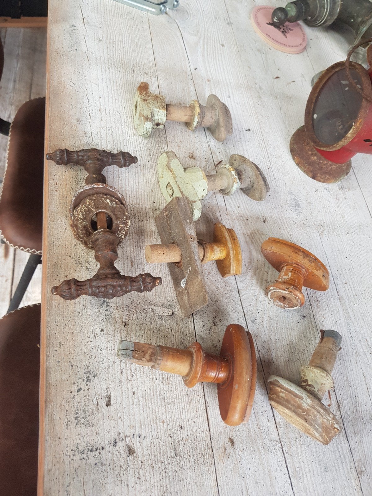 Diverse houten handvatten en oude ijzeren deurkruk, Ophalen of Verzenden