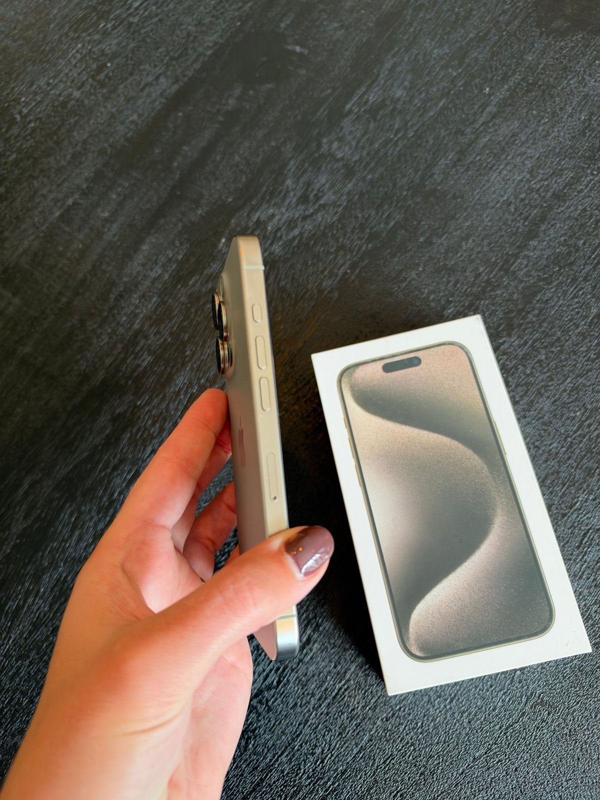Foto 10 van iPhone 15 Pro - 512 GB - Lichte krasjes, 84% batterij