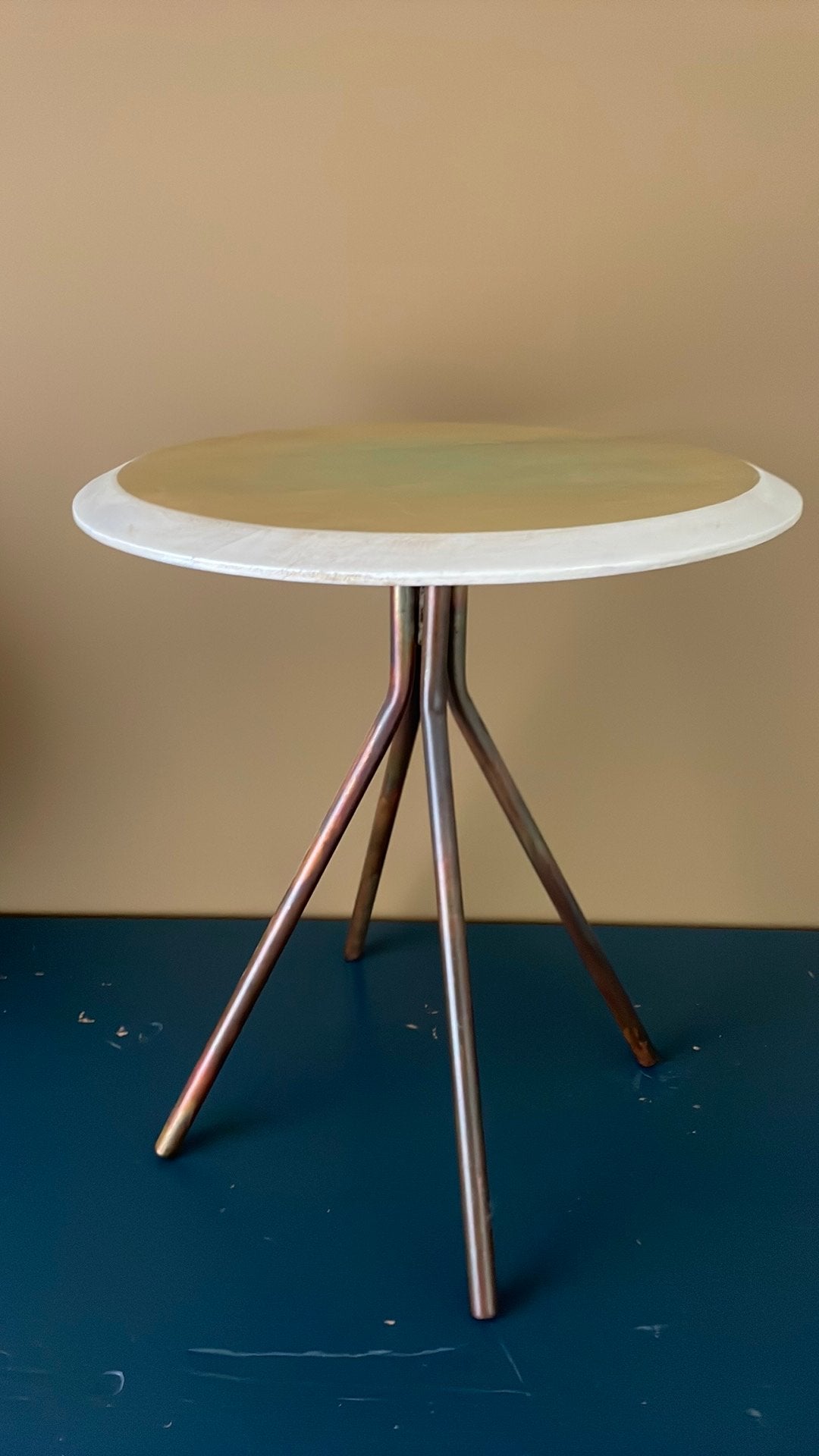 Bijzettafel rond, hout, metalen / koperen poten, Huis en Inrichting, Tafels | Bijzettafels, Ophalen, Rond, Minder dan 55 cm, 45 tot 60 cm