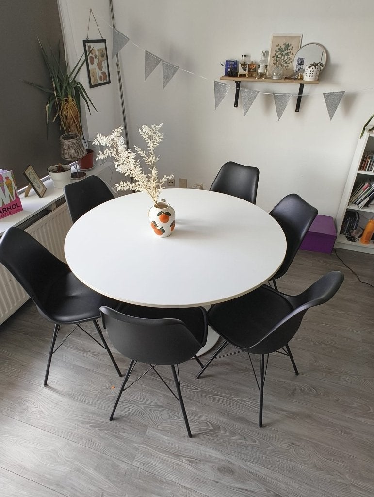 Witte tafel met 6 zwarte stoelen, Huis en Inrichting, Tafels | Eettafels, Ophalen, Gebruikt, Rond, 50 tot 100 cm