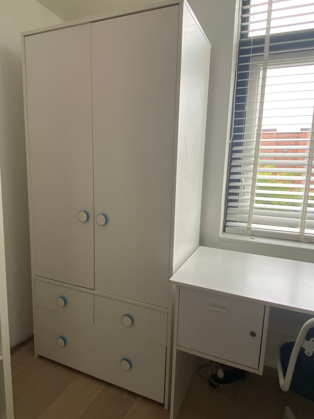 Witte kledingkast met lades en hangruimte, Huis en Inrichting, Kasten | Kledingkasten, Ophalen, Gebruikt, 50 tot 100 cm, Met lade(s)
