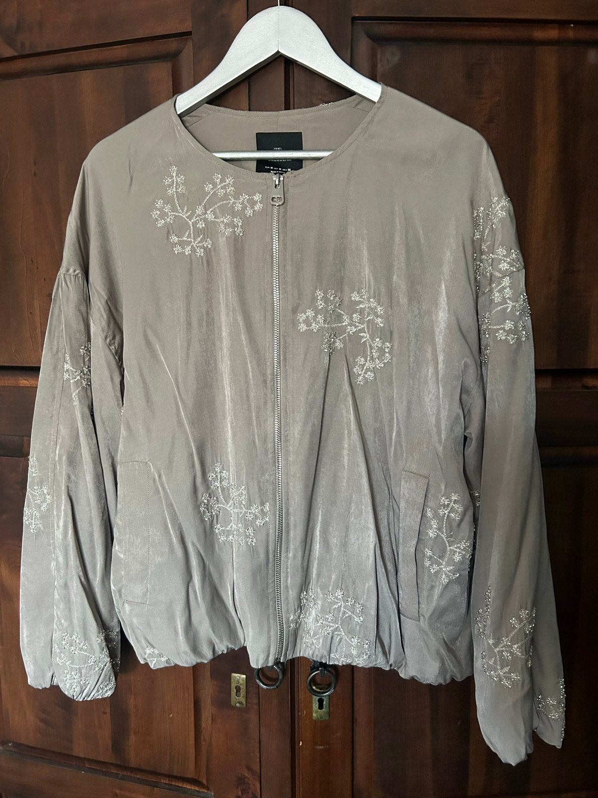Nieuw Pull and Bear Bomberjack met borduursels, maat M, Ophalen of Verzenden, Zo goed als nieuw, Maat 38/40 (M), Beige