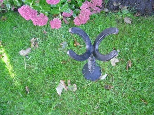 tuinbeeld hoefijzers, Tuin en Terras, Tuinbeelden, Ophalen of Verzenden, Zo goed als nieuw, Metaal, Dierenbeeld