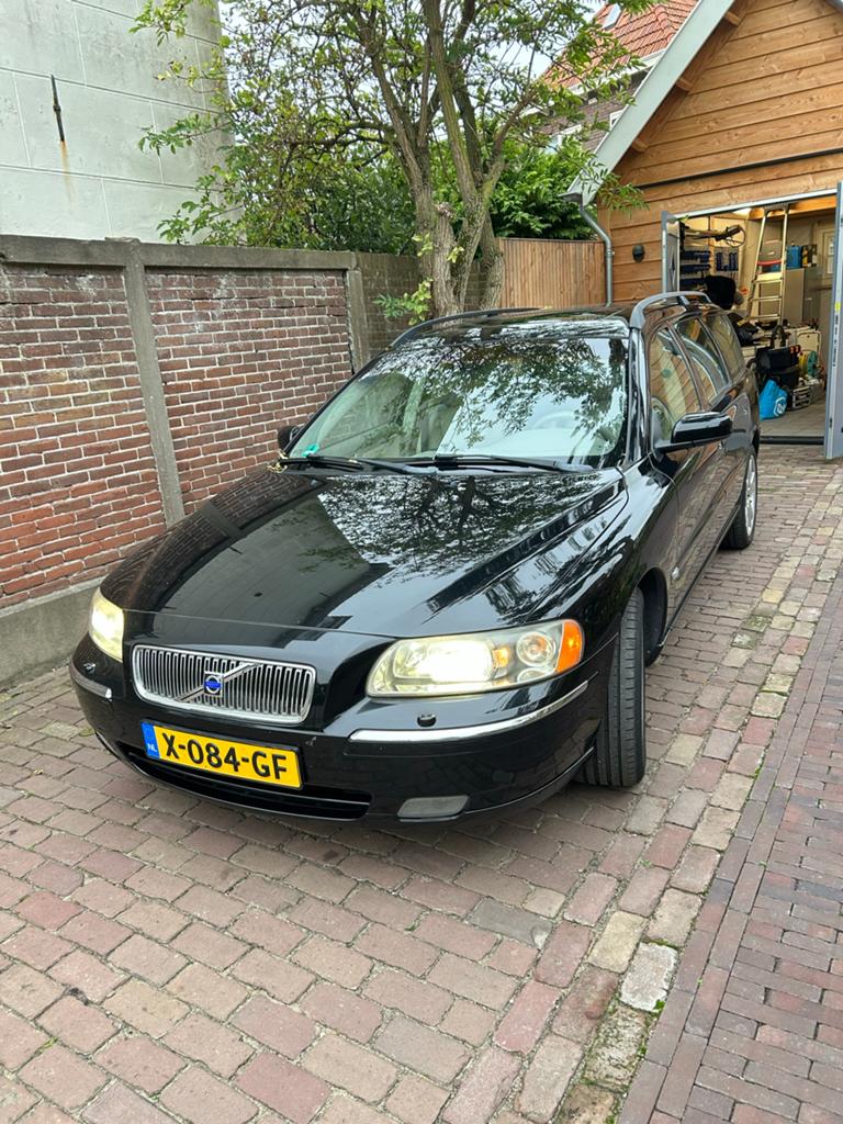 Volvo V70 2.5 T AUT 2004 Zwart, 1525 kg, Beige, Stationwagon, Particulier