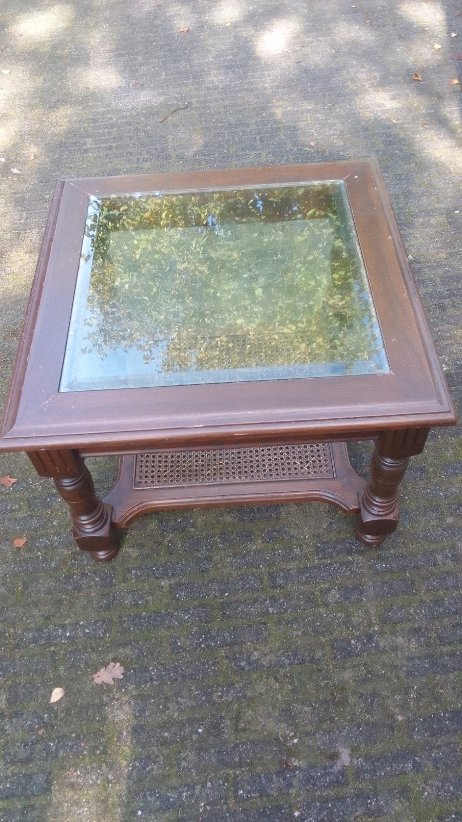 Klassieke salontafel met glasplaat en rotan detail, Ophalen, 50 – 75, Gebruikt, 50 tot 100 cm