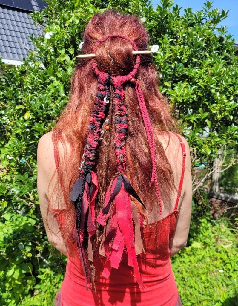Mooie rood zwarte dreadring / haarspeld / haarversiering, Haarspeld, Nieuw, Ophalen of Verzenden, Earoko.art@gmail.com