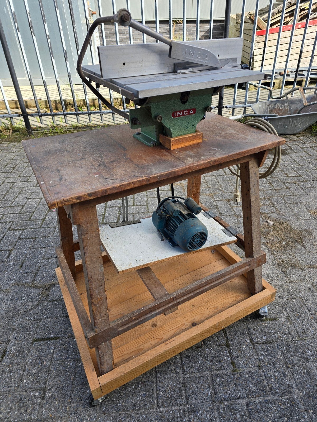INCA Cirkelzaag op stevige houten werkbank, Doe-het-zelf en Verbouw, Ophalen, Cirkelzaag, 600 tot 1200 watt, 30 tot 70 mm