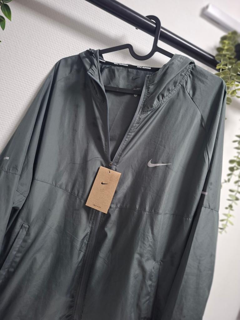 Nike hardloopjack met capuchon - Grijs, Nike, Overige maten, Ophalen of Verzenden, Zo goed als nieuw