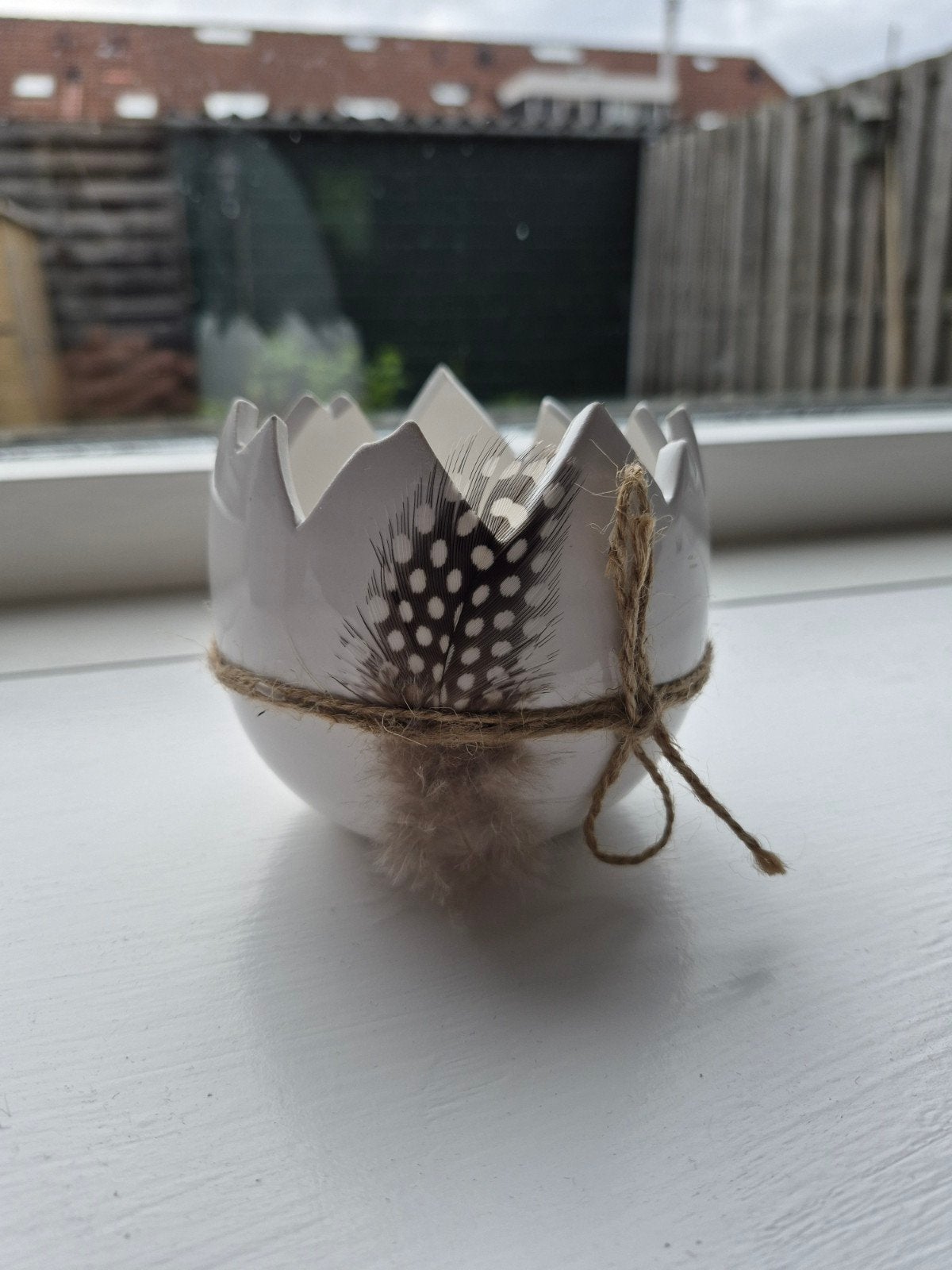 Decoratieve eierdop met veren en touw, Ophalen of Verzenden, Wit, Steen/keramiek, Landelijk