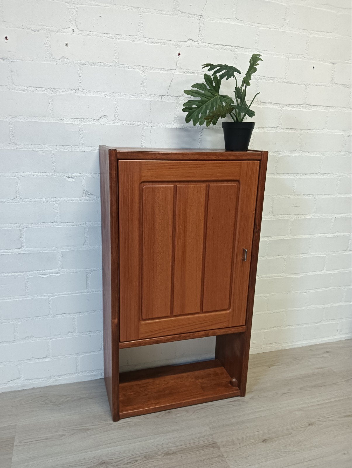 Vintage Teakhouten Wand- hangkastje met Deur en Open Vak, Ophalen, Gebruikt