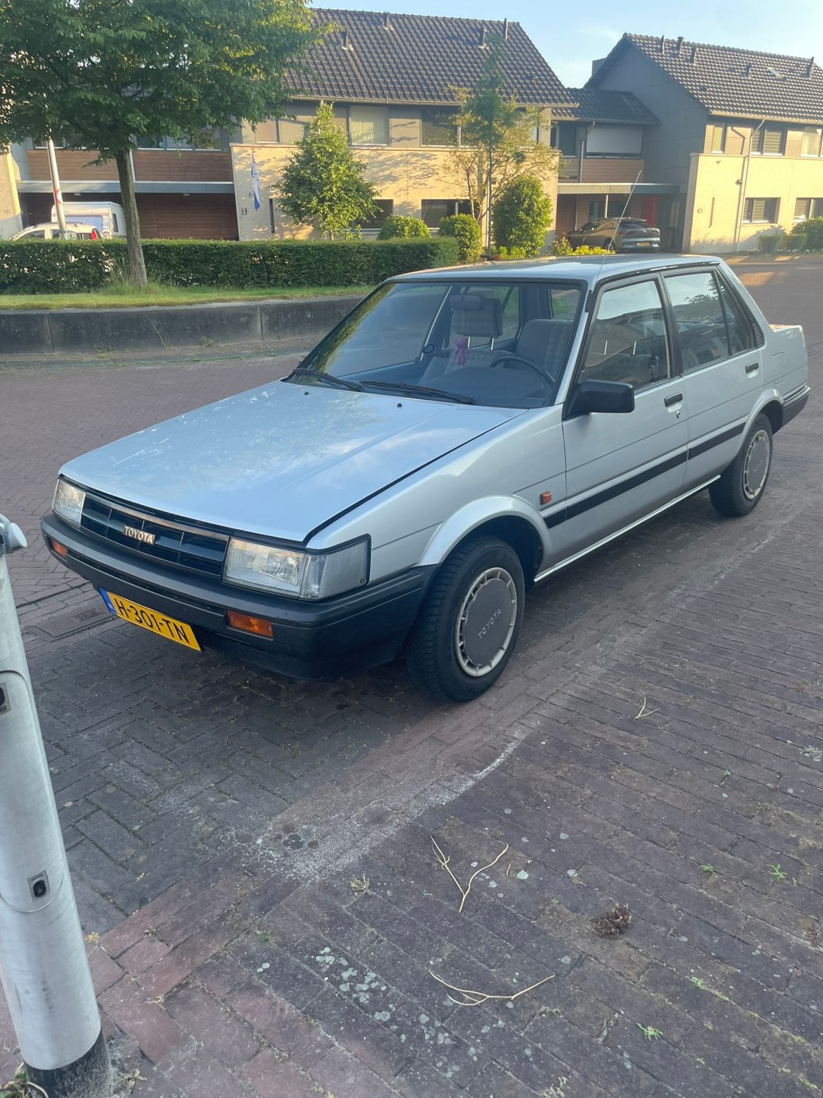 Toyota 1985 Grijs, Stof, 74 pk, 4 cilinders, 400 kg