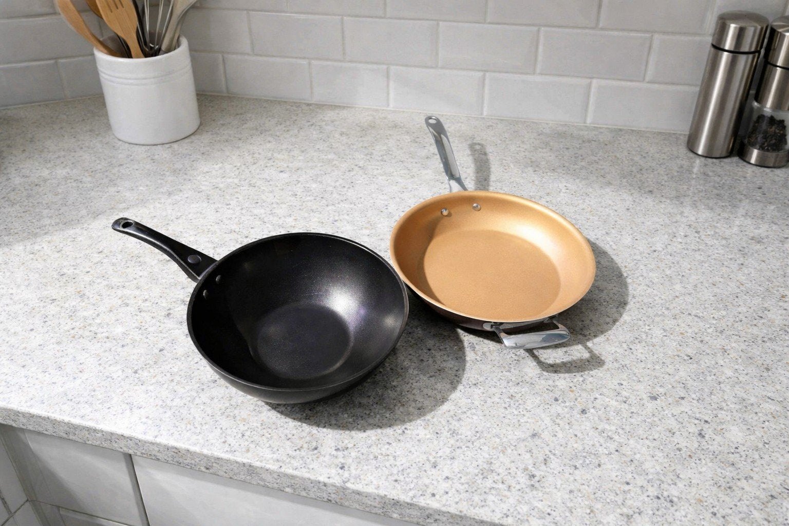 2 ongebruikte pannen: een wokpan en een braadpan, Ophalen, Nieuw, Gietijzer, Wok