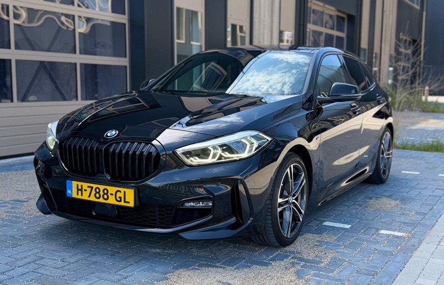 BMW 118i M-Sport 140pk Aut 2020 Zwart PS-Garantie 02-2027, Auto's, 15 km/l, Lane Keeping Assist, Leder en Stof, Zwart