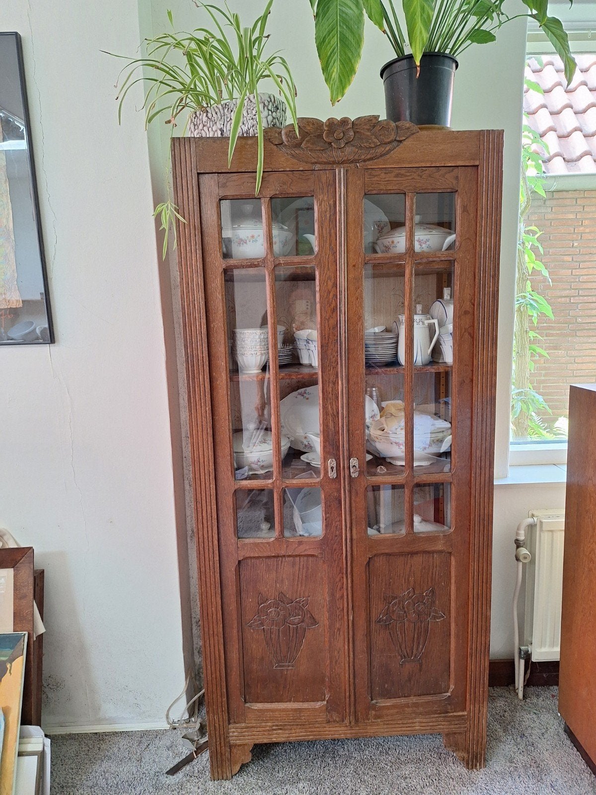 Antieke houten vitrinekast met glas en houtsnijwerk, Ophalen