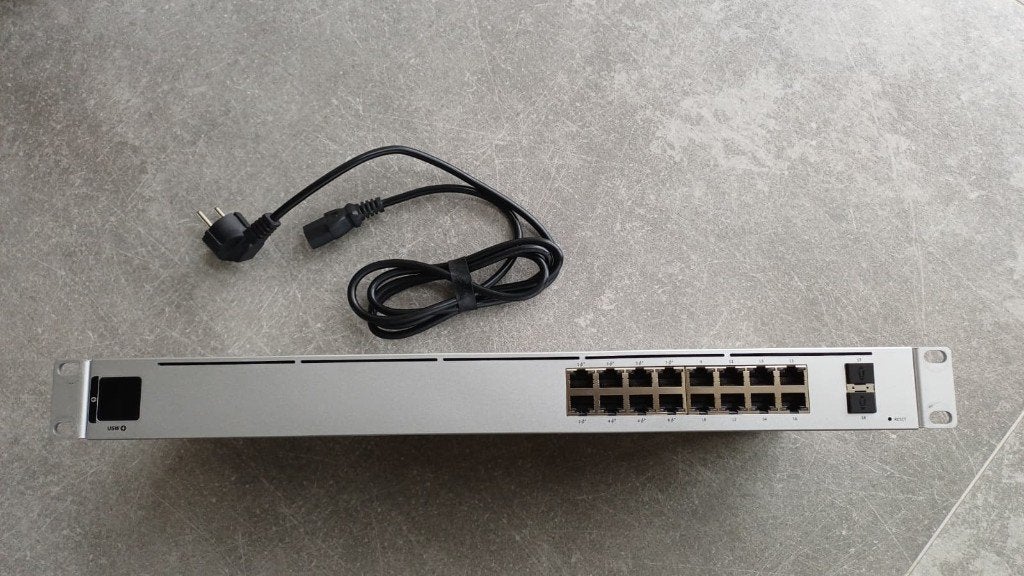 Ubiquiti UniFi Switch USW-16-PoE, Computers en Software, Netwerk switches, Ophalen, Zo goed als nieuw