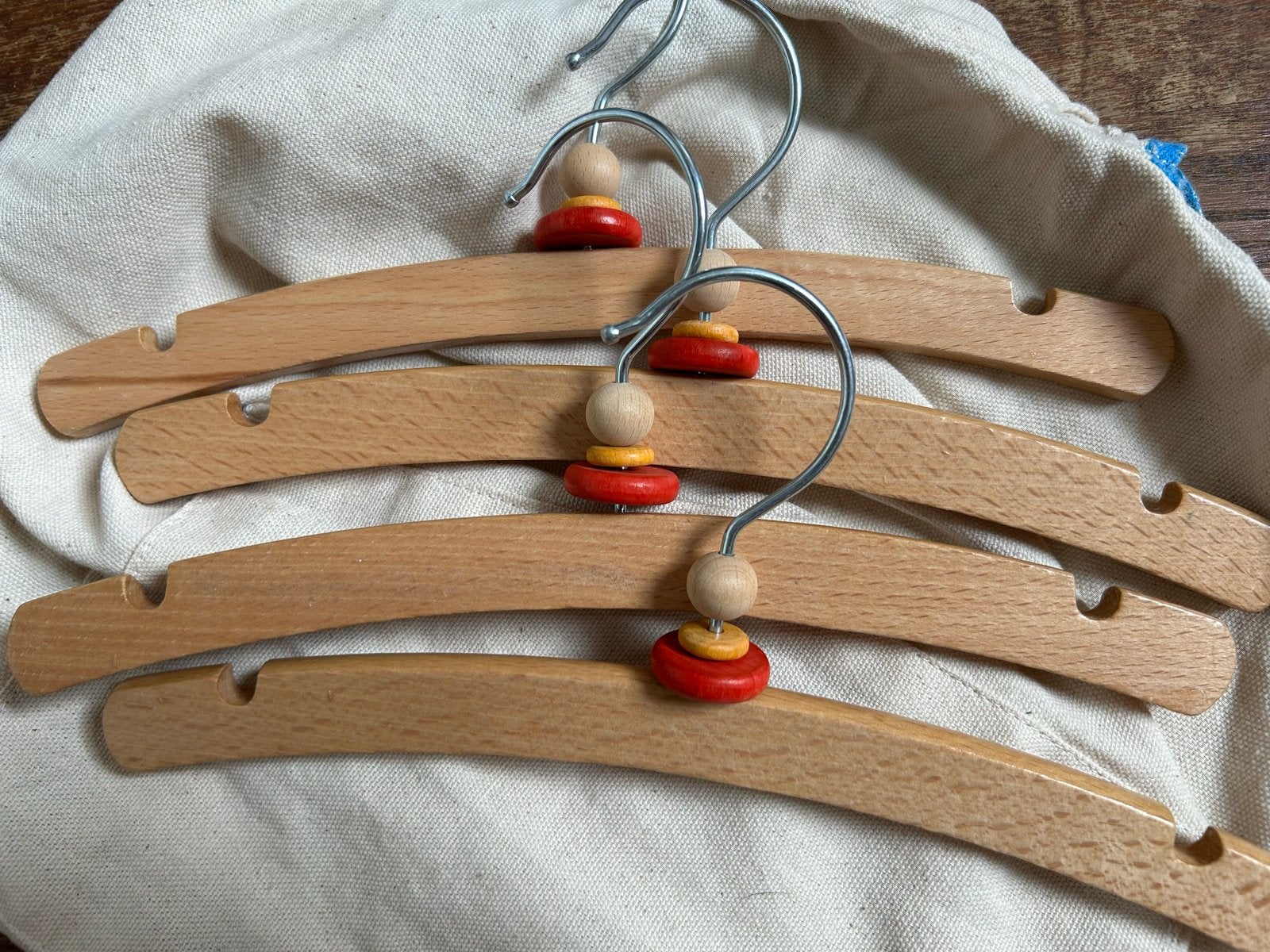 Houten babykleerhangers - set van 4, Verzenden, Zo goed als nieuw, Jongetje of Meisje