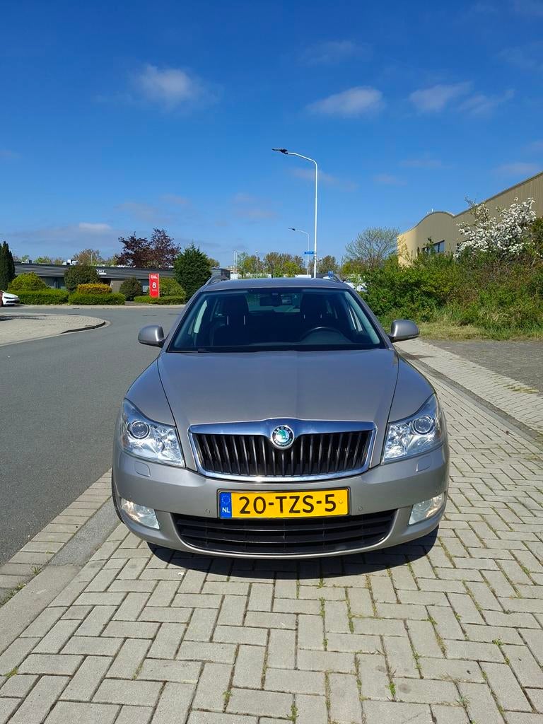 Skoda Octavia 1.2 TSI Combi Automaat DSG 2012 Beige, Stof, Zwart, 4 cilinders, Beige