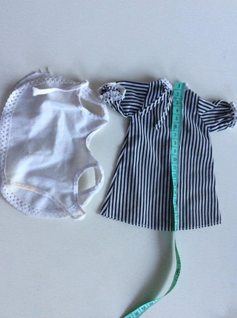 Poppenkleding: gestreept jurkje en witte romper (10 cm), Verzamelen, Poppen, Ophalen of Verzenden, Gebruikt, Kleertjes