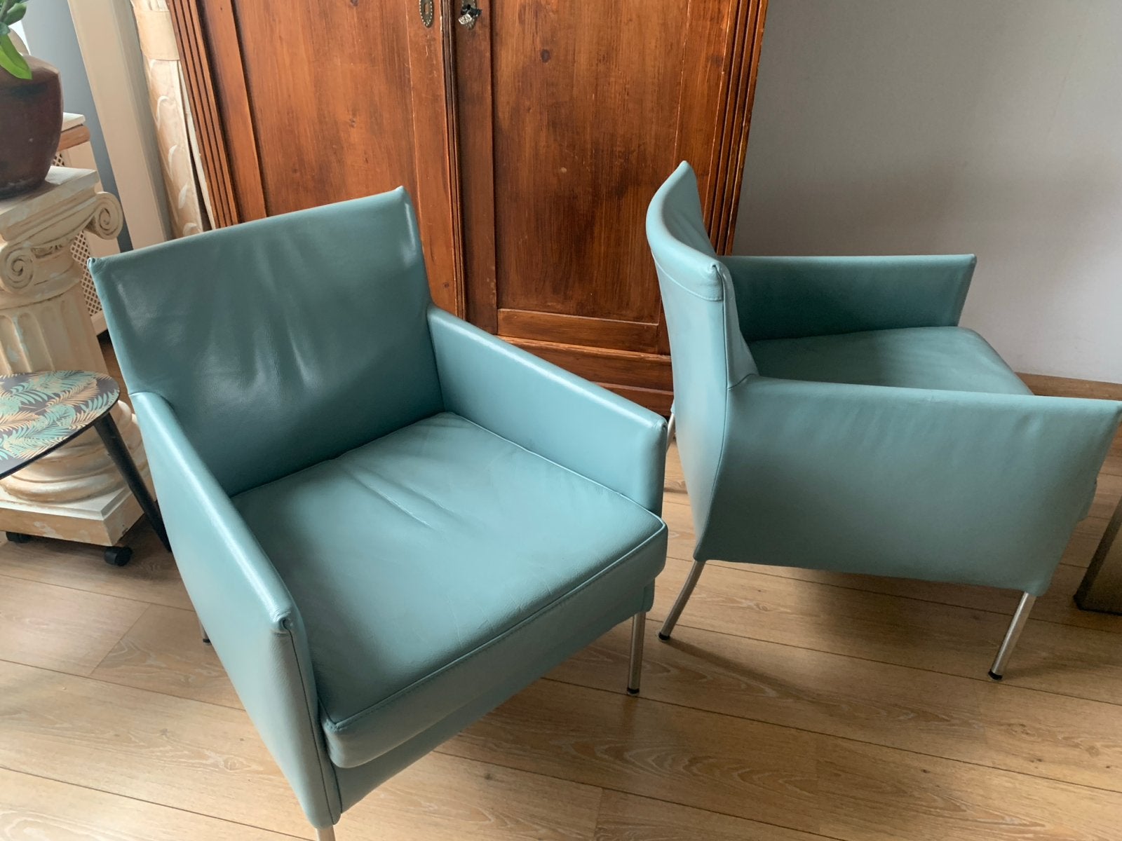 Twee Bert Plantagie fauteuils in lichtblauw leer, Ophalen, Gebruikt, 50 tot 75 cm, Leer
