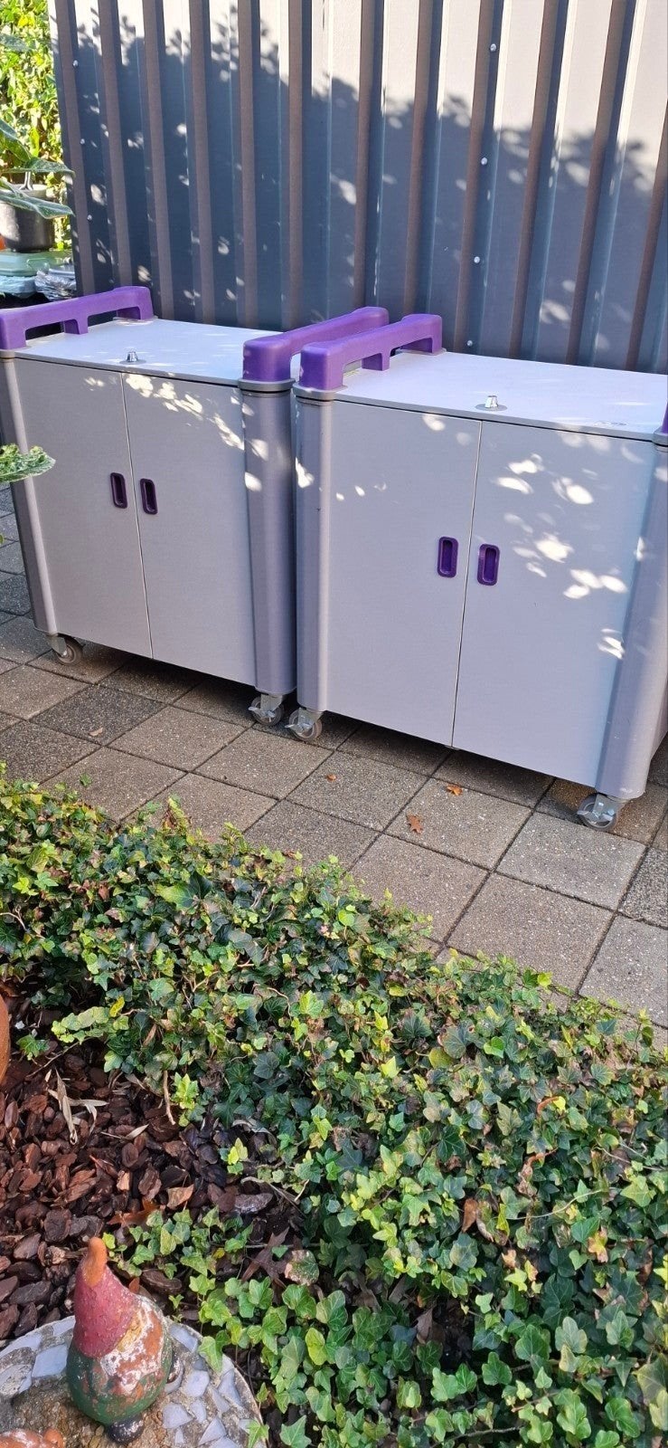 2x zeer stevige kasten gemakkelijk verrijdbaar door de zwenk, Ophalen