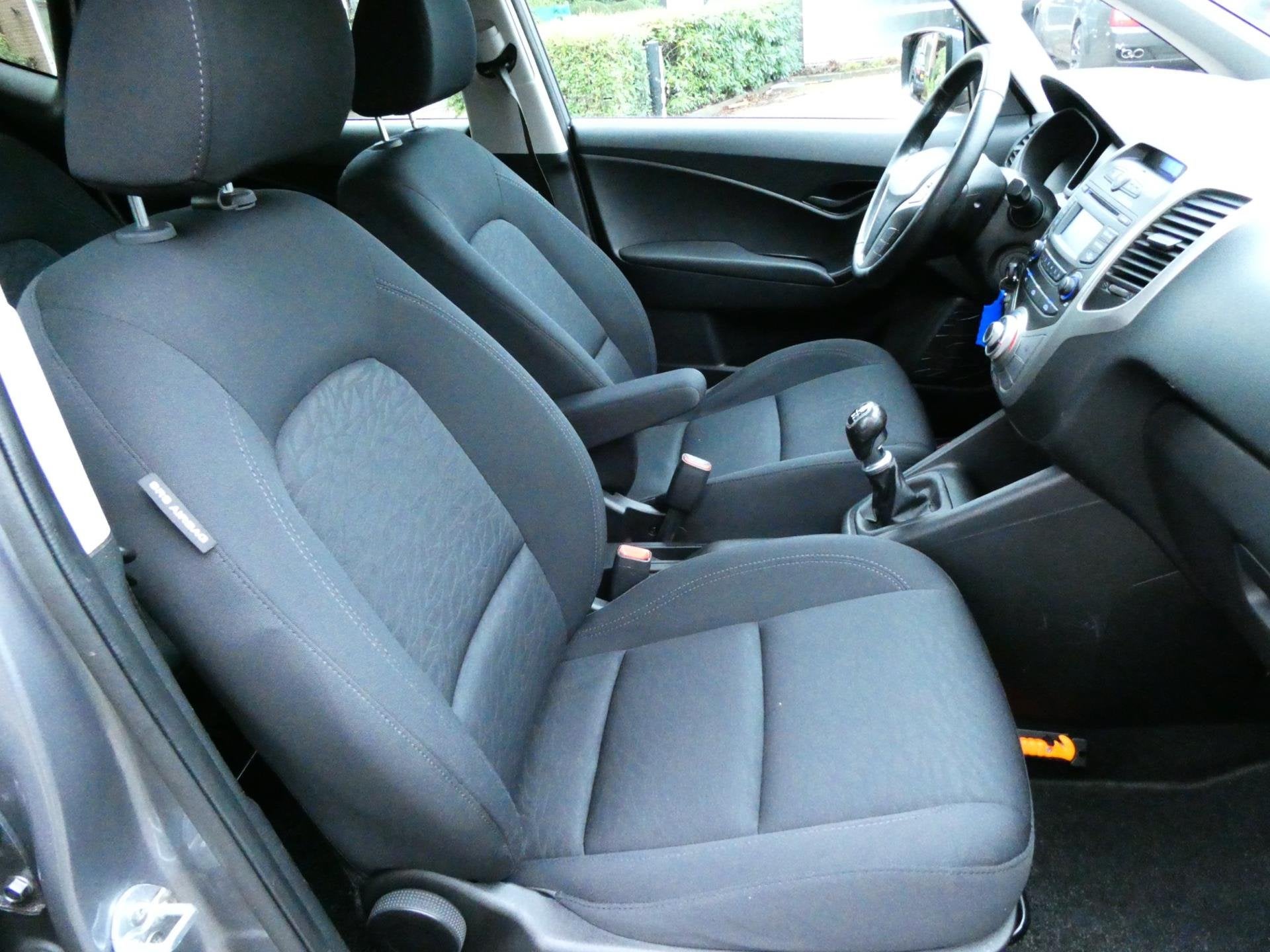 Hyundai Ix20 1.6i i-Motion 125pk Airco Trekhaak 1300kg. Hist, Auto's, Voorwielaandrijving, Euro 5, Gebruikt, 1591 cc