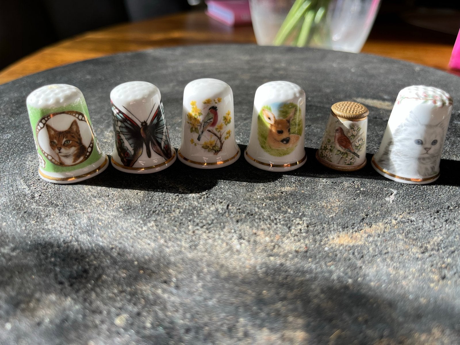 Set van 5 porseleinen vingerhoedjes met dierenmotieven, Verzamelen, Ophalen of Verzenden, Zo goed als nieuw, Porselein, Nederland