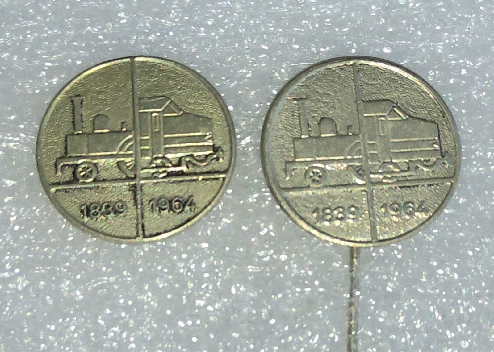 2 Speldjes 125 jaar Spoorwegen 1839-1964, Ophalen of Verzenden, Gebruikt, Overige onderwerpen, Speldje of Pin