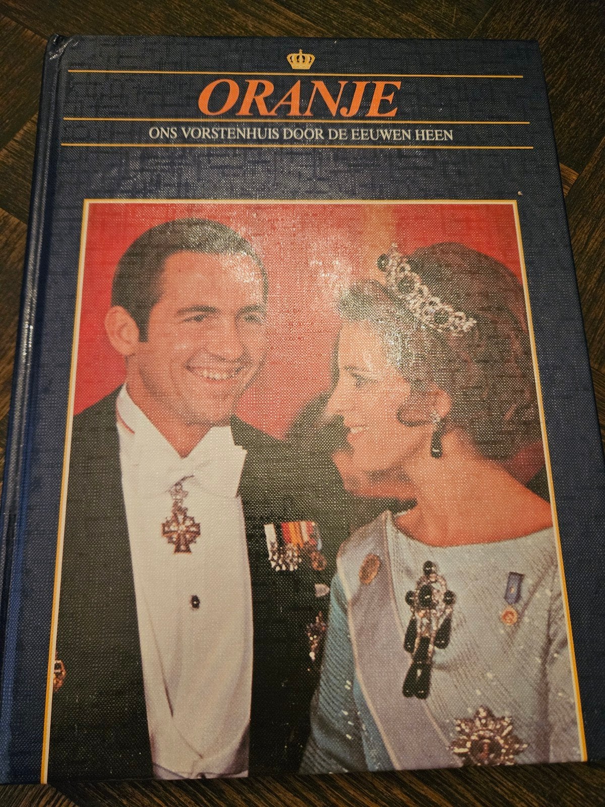 Oranje: Ons Vorstenhuis door de Eeuwen Heen - Boek, Ophalen of Verzenden, Nieuw, Nederland, Tijdschrift of Boek