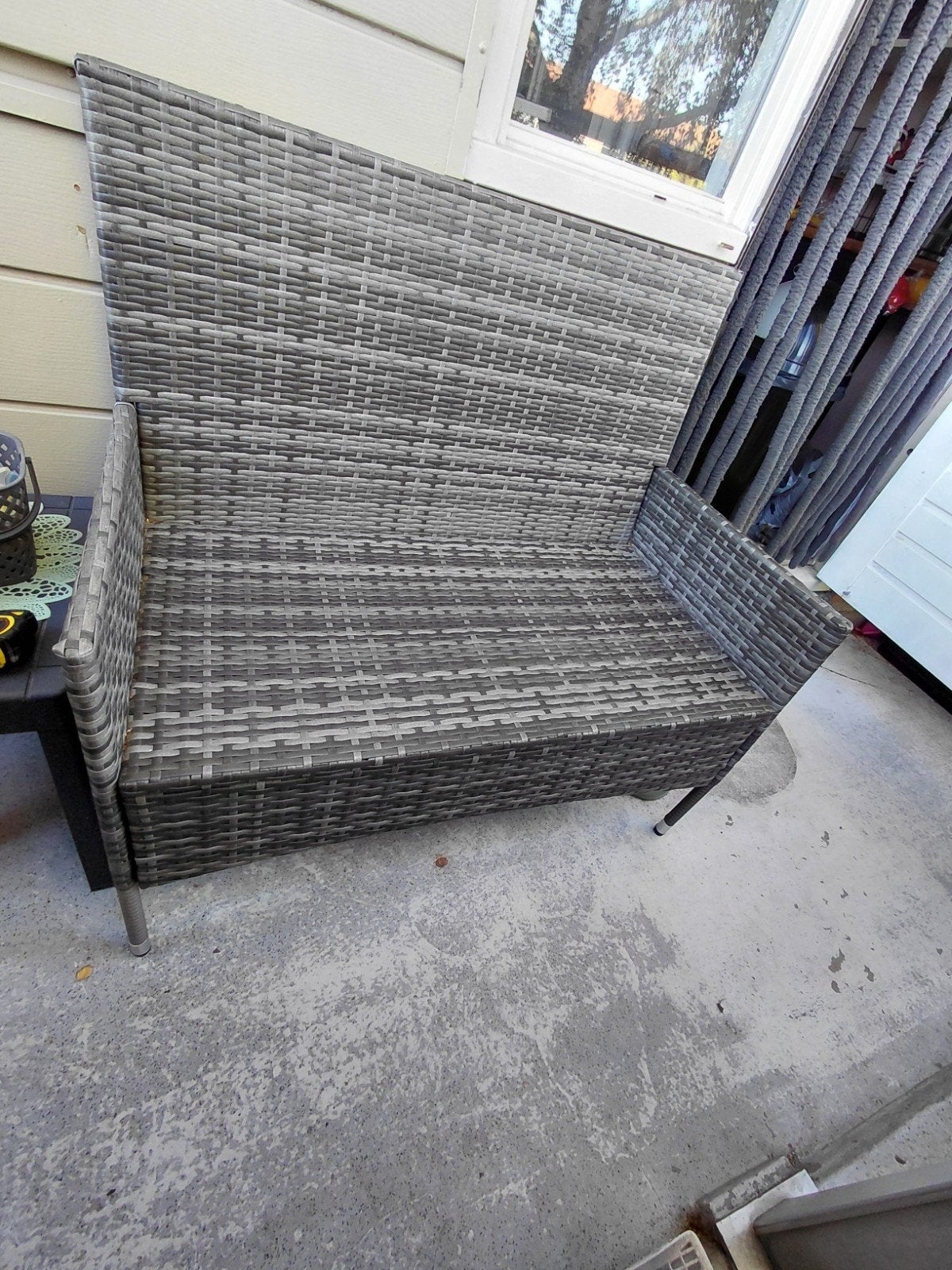 Nette bank voor balkon/terras met kussens, grijs gemêleerd, Ophalen, Zo goed als nieuw, Wicker