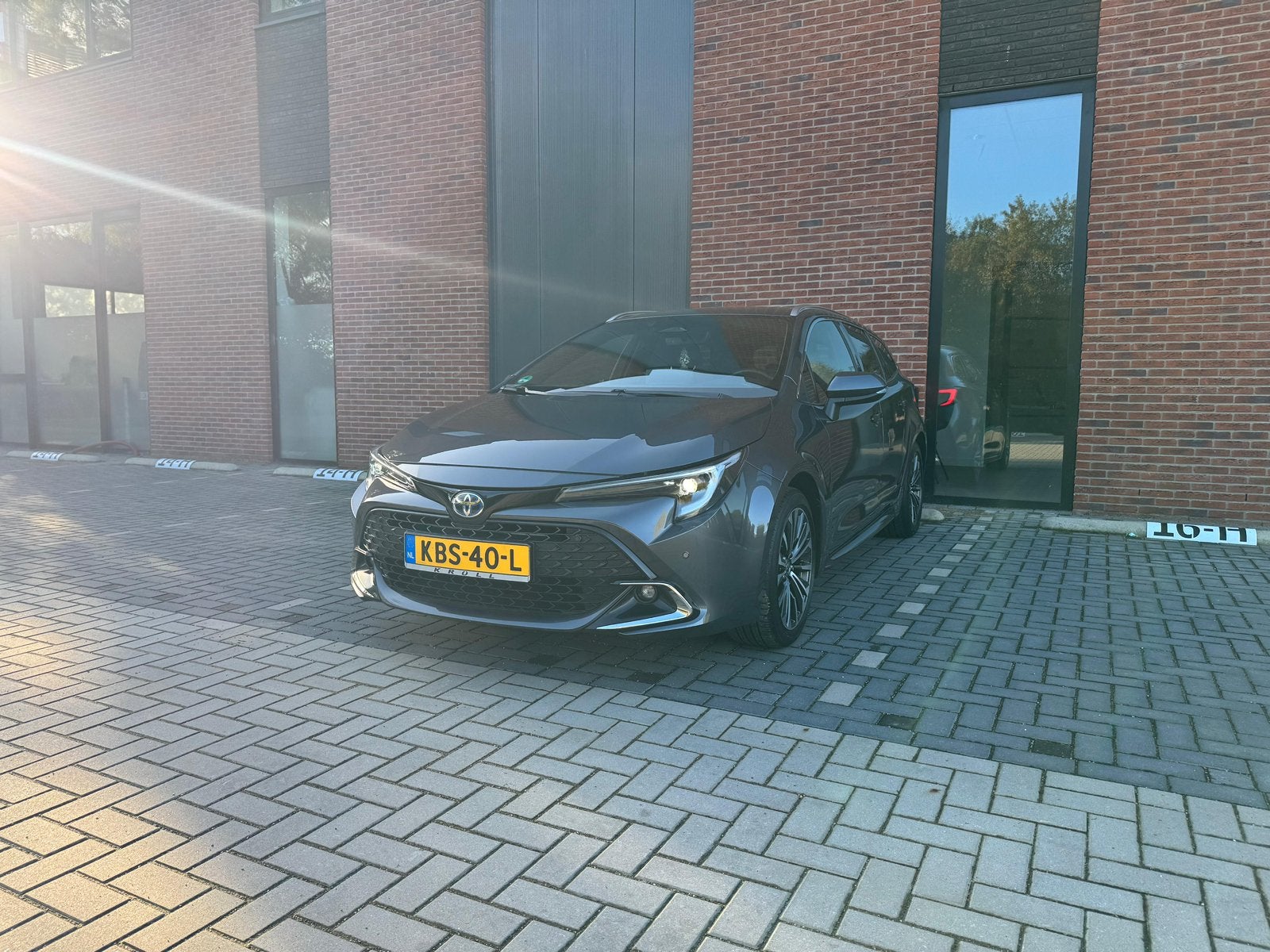 Toyota Corolla TS 2.0 Hybrid 196pk CVT 2023 Grijs, Auto's, Dealer onderhouden, 450 kg, Sound system, Leder en Stof