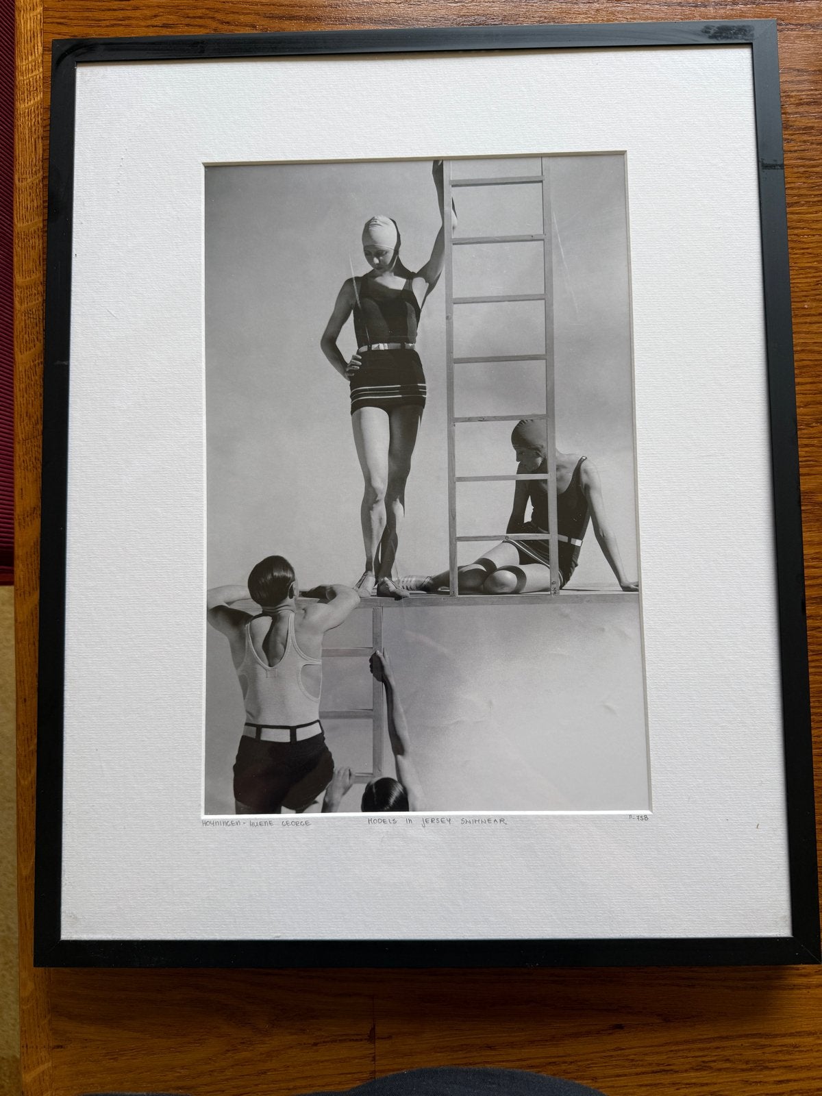 'Models in Jersey Swimwear' door George Hoyningen-Huene, Ophalen of Verzenden, Foto, Fotografie, Achter glas