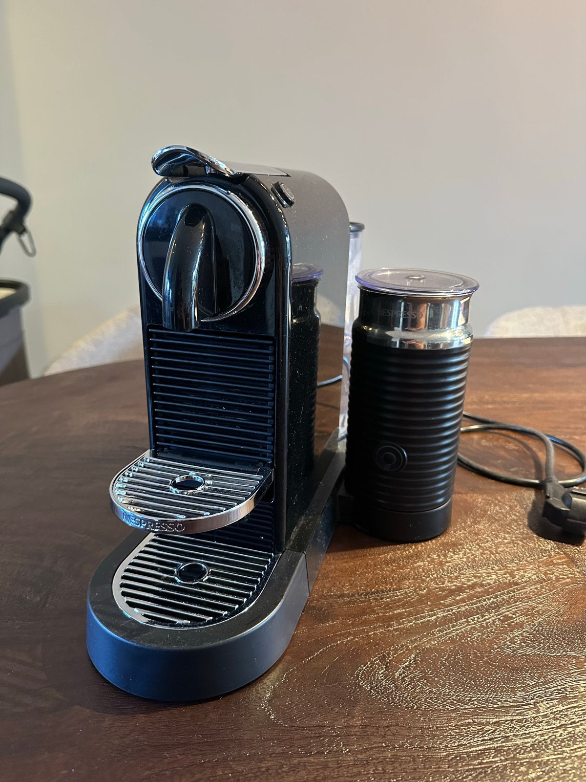 Nespresso koffieapparaat met melkschuimer en capsulehouder, Espresso apparaat, Ophalen of Verzenden, Zo goed als nieuw, 1 kopje