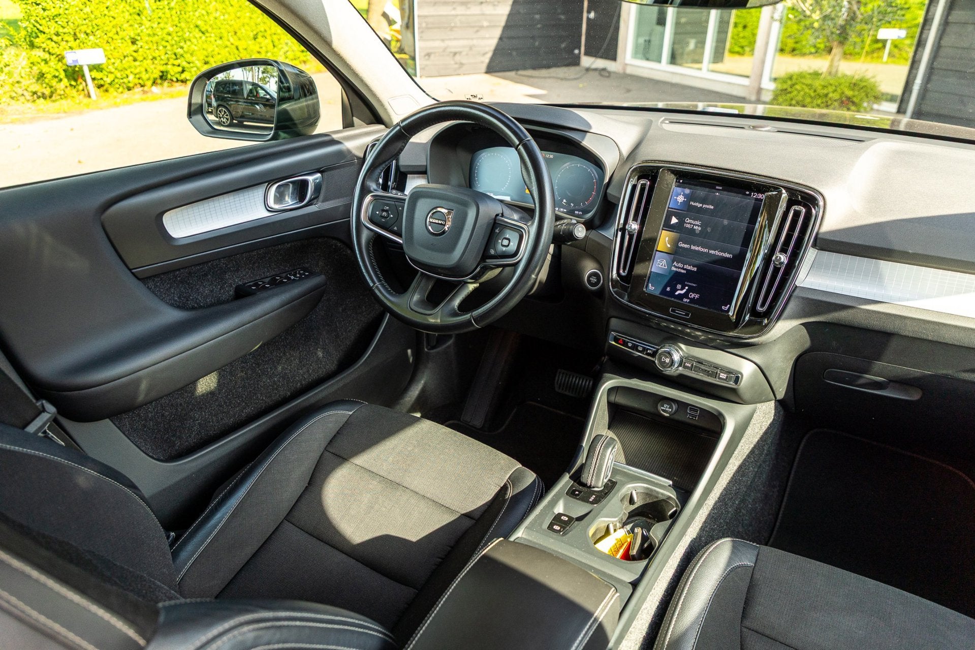 Volvo XC40 2.0 T4 Momentum Pro I Camera I apple android I ze, Auto's, 1969 cc, Zwart, Origineel Nederlands, Bedrijf