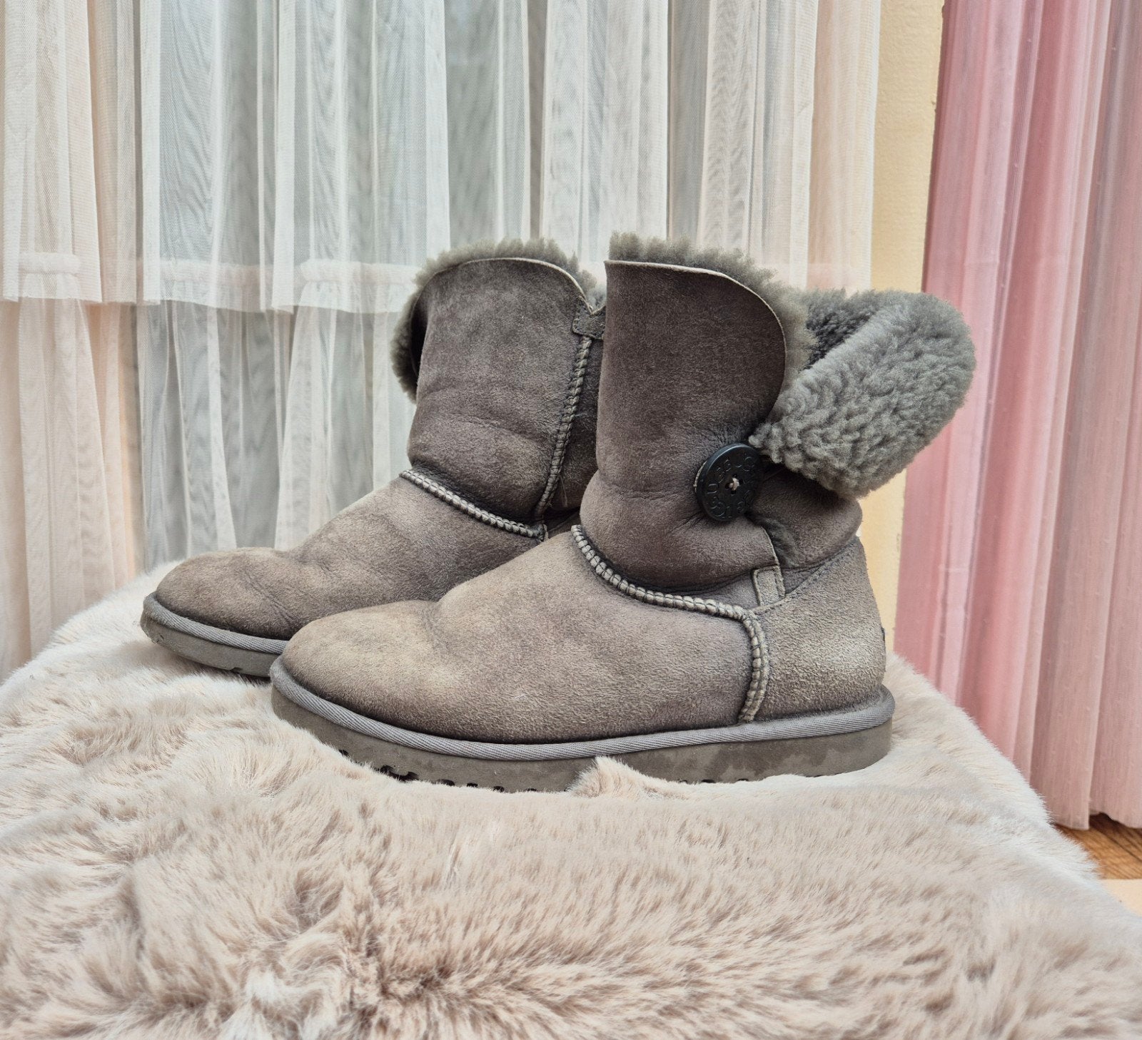 UGG Mini Bailey Button II grijs halfhoge bontlaarzen uggs 37, UGG, Lage of Enkellaarzen, Ophalen of Verzenden, Zo goed als nieuw