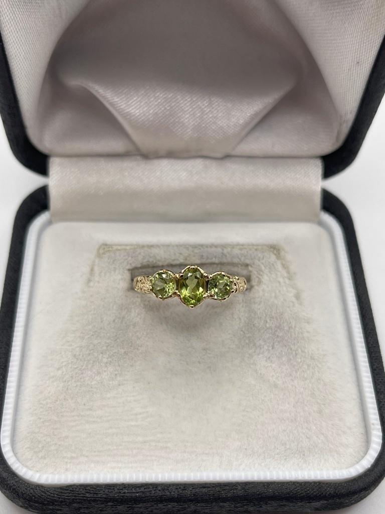 9k vintage geel gouden Victoriaanse peridot ring, maat 50/51, Met edelsteen, Geel, Ophalen of Verzenden, Dame