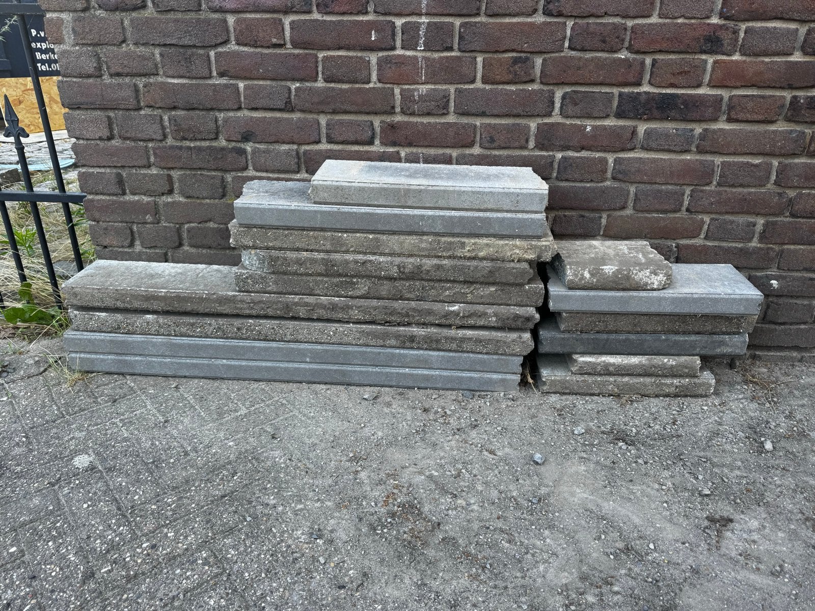 GRATIS: 4x bandje 4x half bandje en wat restspul, Tuin en Terras, Tegels en Klinkers, Ophalen, Gebruikt, 10 m² of meer, Beton