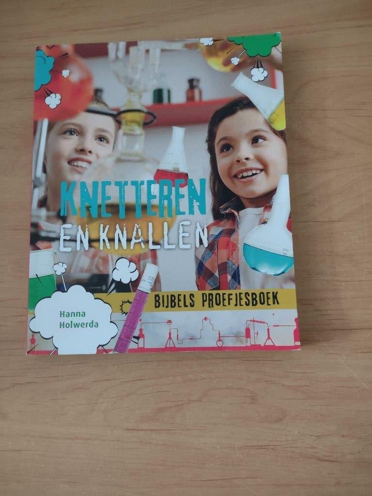 Knetteren en knallen- Hanna Holwerda, Boeken, Ophalen of Verzenden, Gelezen