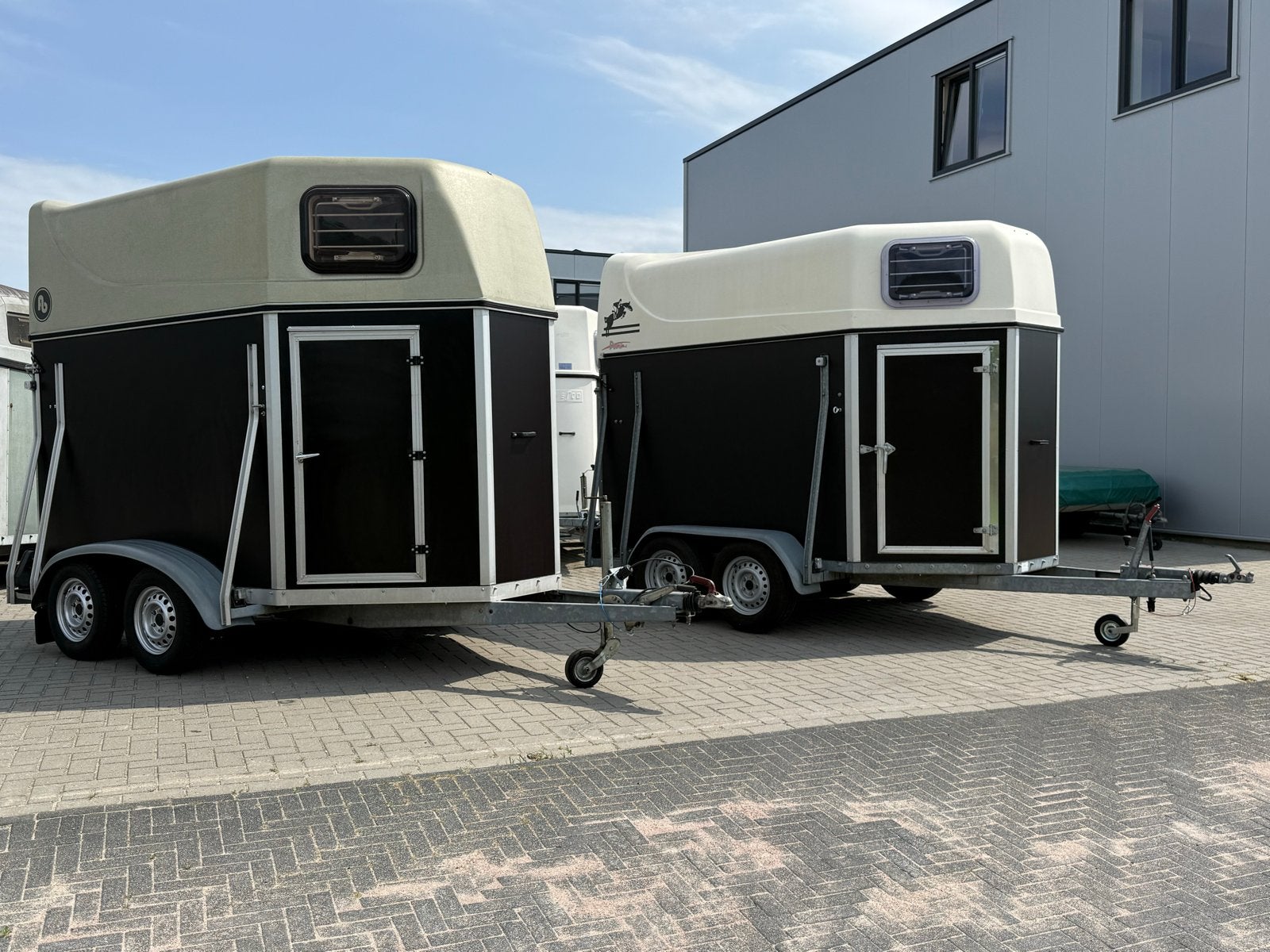 Twee Volledig Gerenoveerde Tweepaardstrailers TE KOOP, Dieren en Toebehoren, Paarden en Pony's | Trailers en Aanhangwagens, Ophalen
