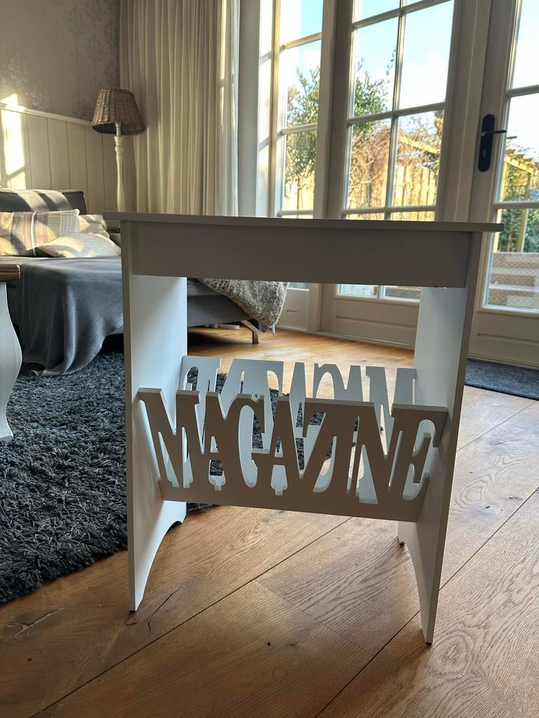 RM stijl wit kranten/tijdschriften tafeltje met 'MAGAZINE', Huis en Inrichting, Woonaccessoires | Krantenbakken en Lectuurbakken