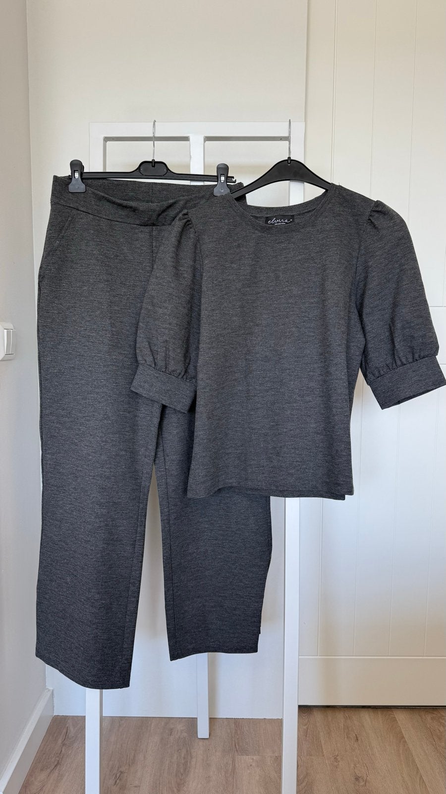Elvira Dames Pak Grijs - Top XL, Broek L, Maat 46/48 (XL) of groter, Ophalen of Verzenden, Gedragen, Grijs